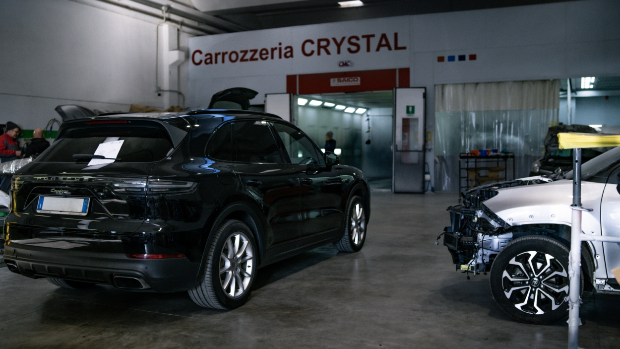 Interni Carrozzeria Crystal con sullo sfondo un auto rotta e rovinata.