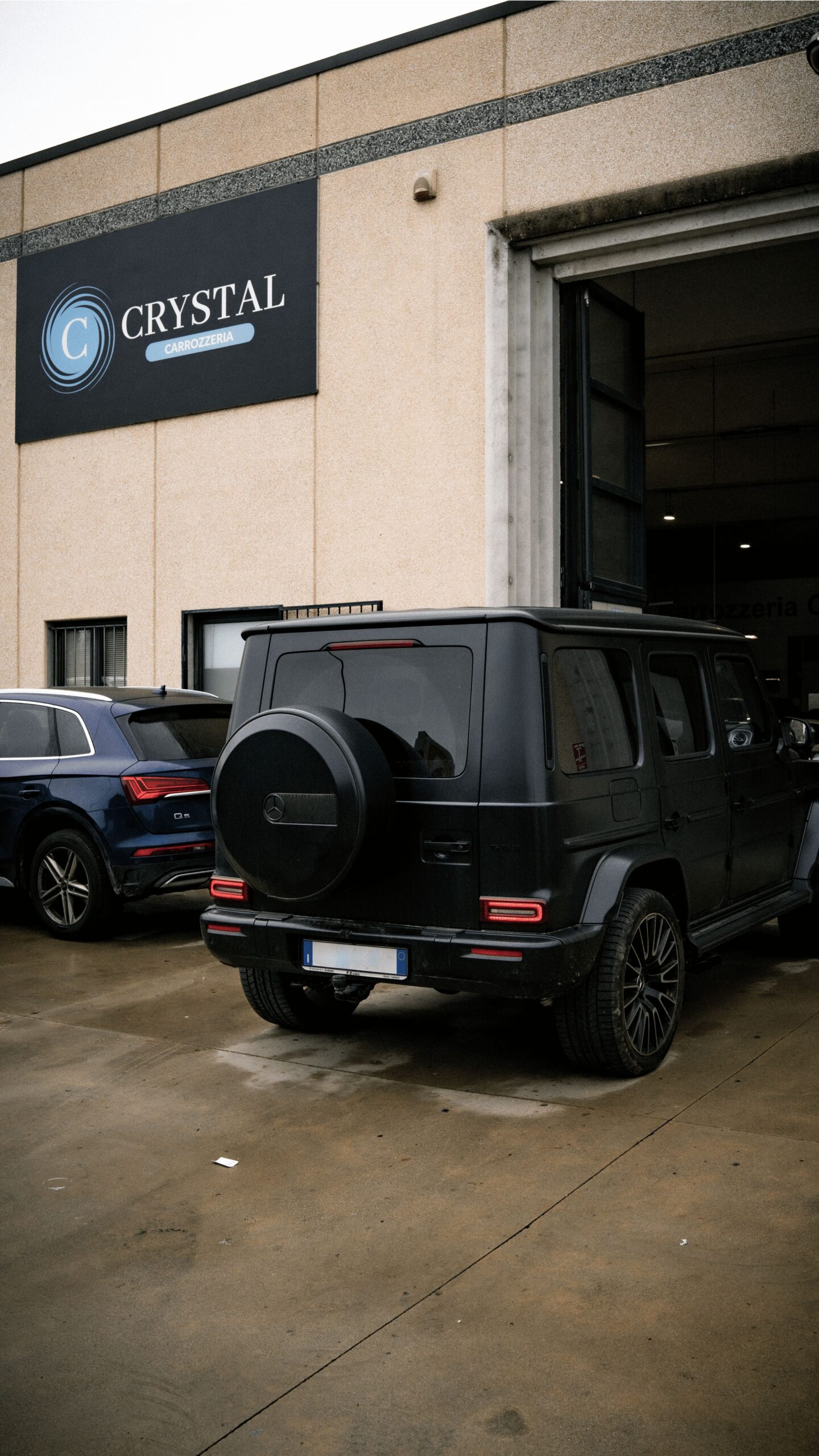 Esterni della Carrozzeria Crystal con delle auto sportive parcheggiate.